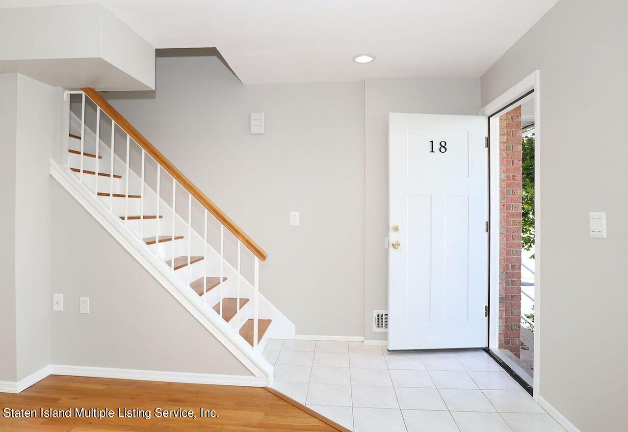 18 Iris Court, 1