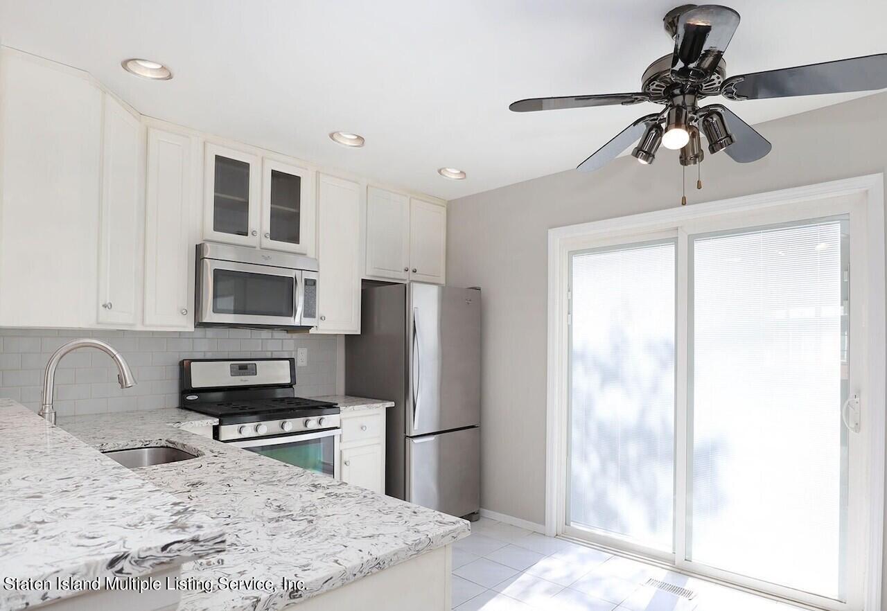 18 Iris Court, 1