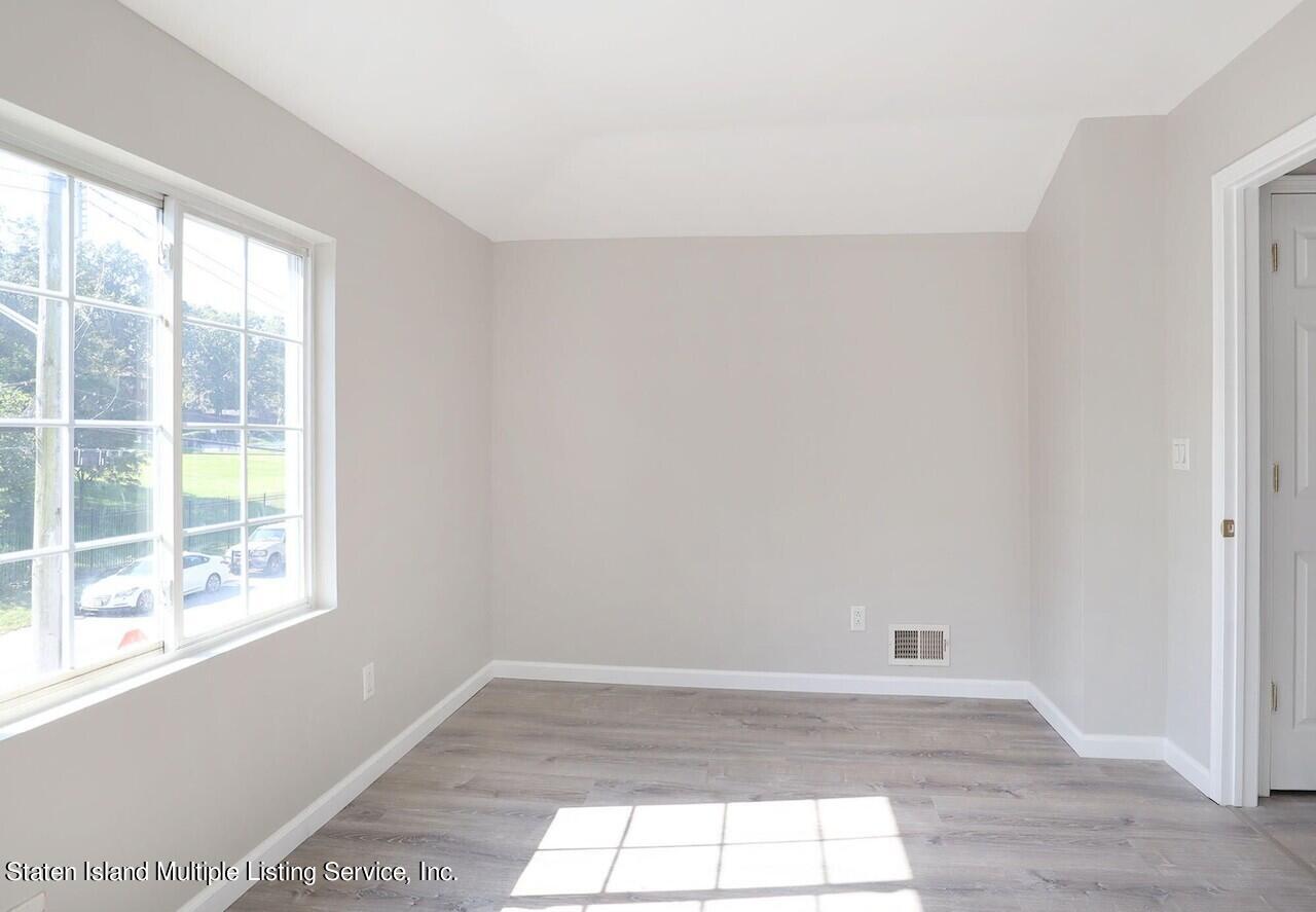 18 Iris Court, 1