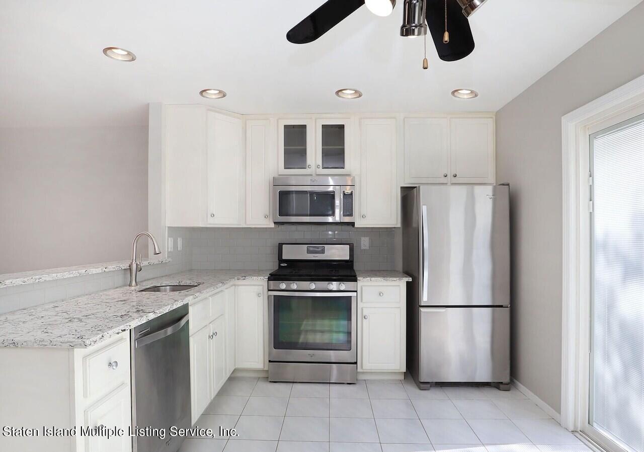 18 Iris Court, 1