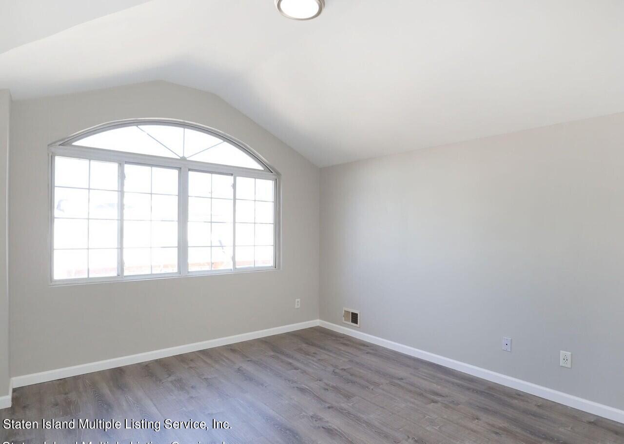 18 Iris Court, 1