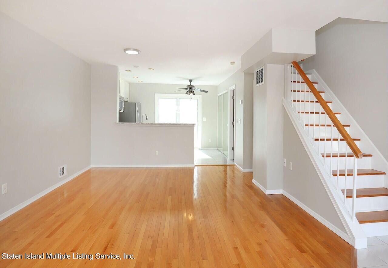 18 Iris Court, 1