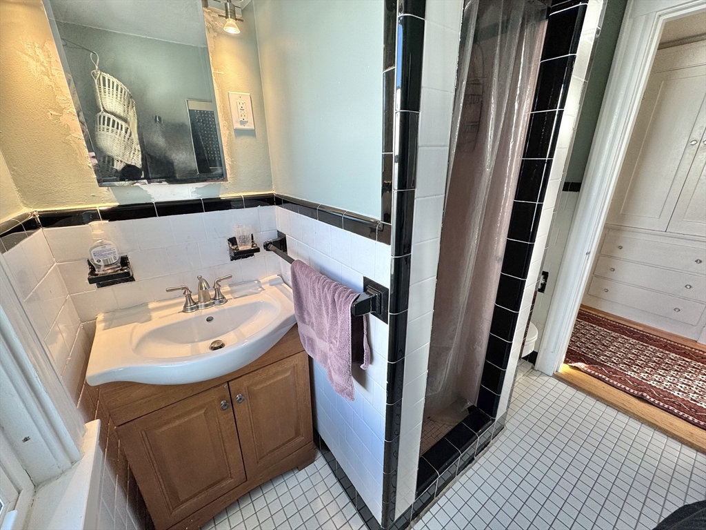 11 Flint Rd Unit: PRIV-FLOOR