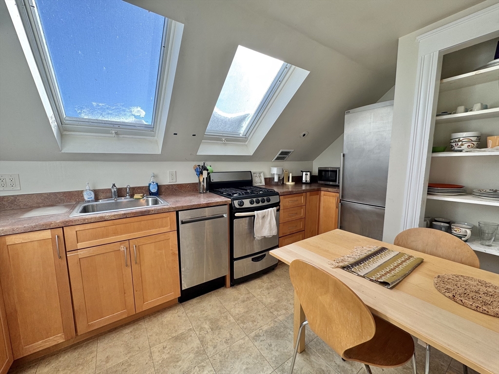 11 Flint Rd Unit: PRIV-FLOOR
