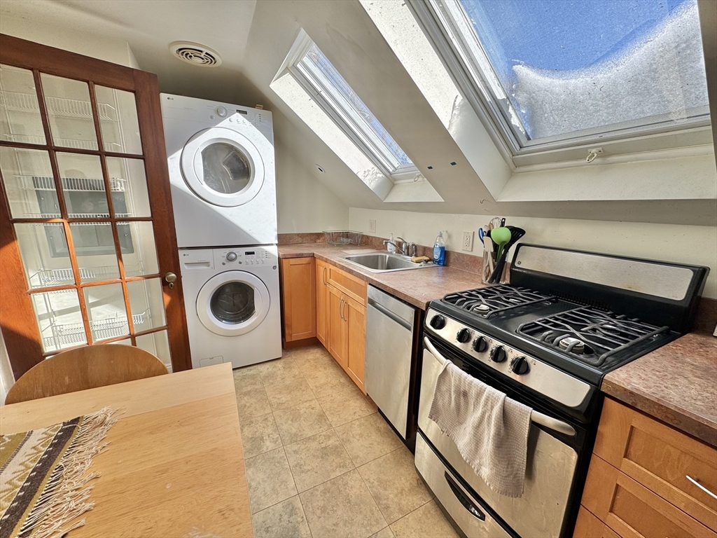 11 Flint Rd Unit: PRIV-FLOOR