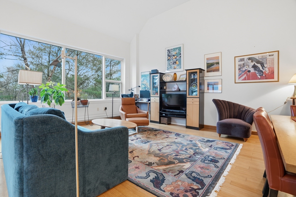 290 Pleasant St # 220