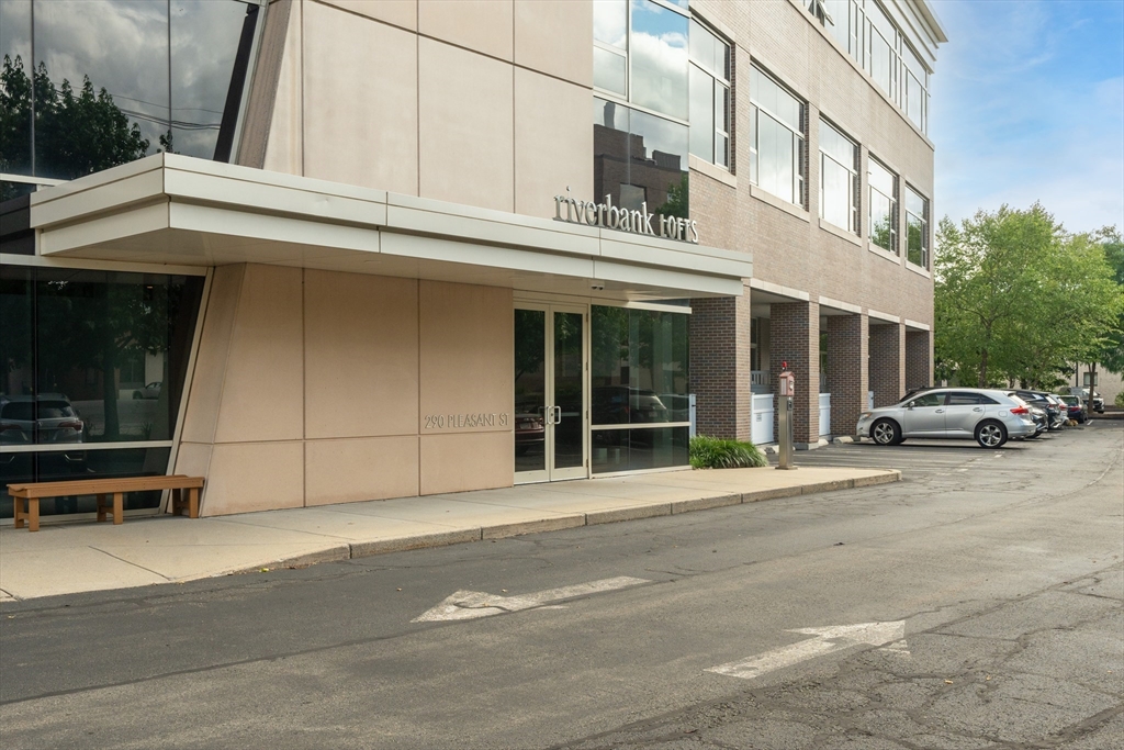 290 Pleasant St # 220