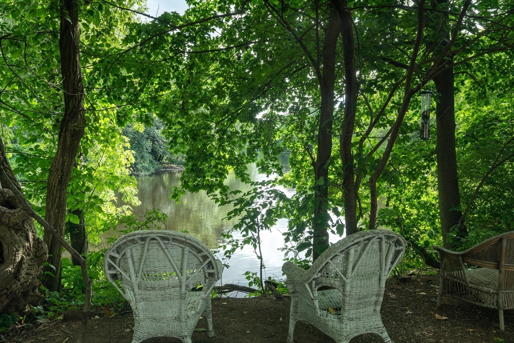 290 Pleasant St # 220