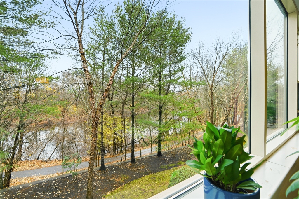 290 Pleasant St # 220