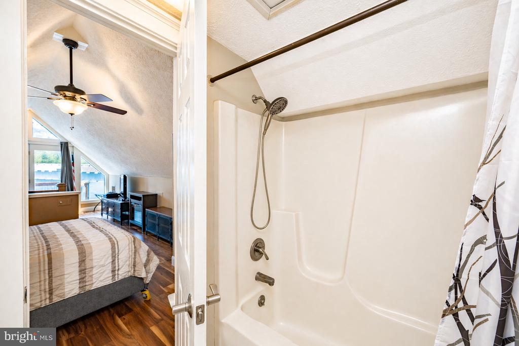 48 STONE TAVERN LN Unit: 2