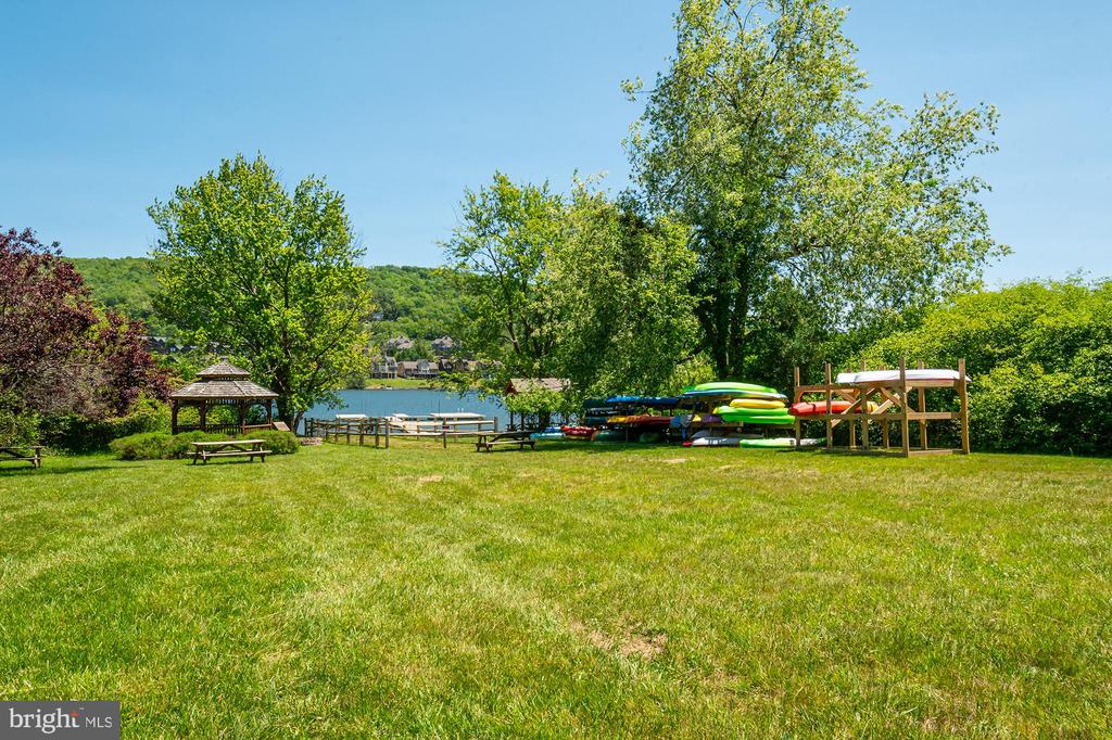 12 WINDING WAY 18A
