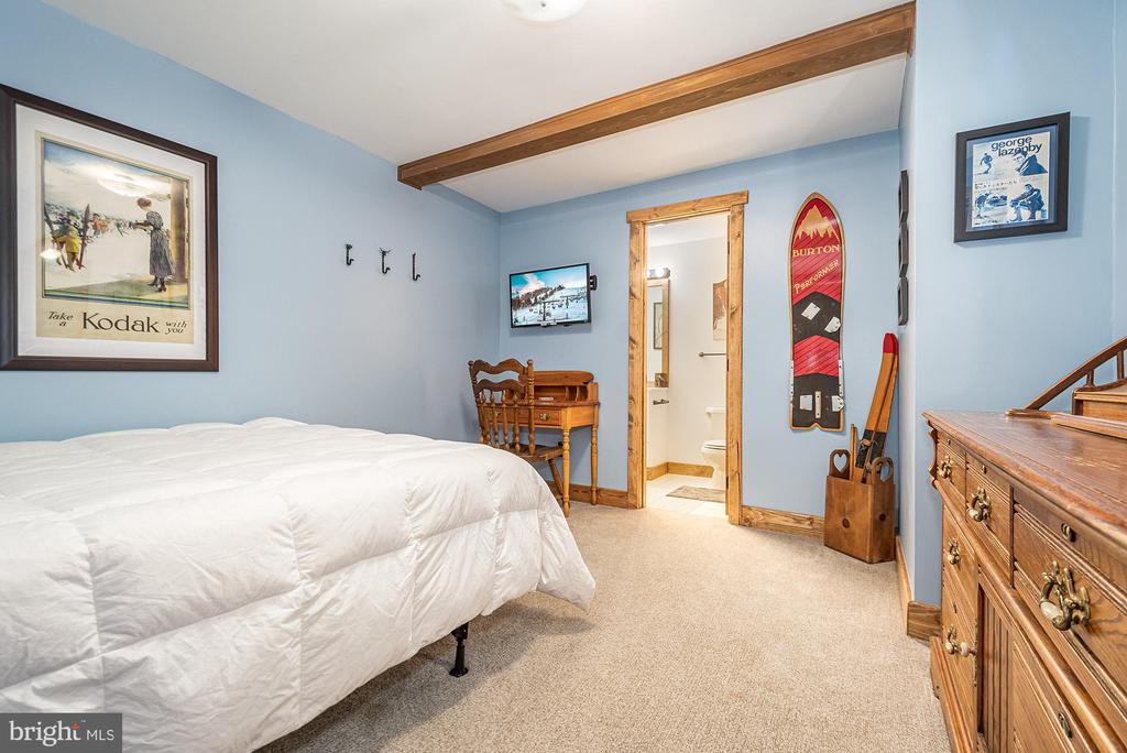 12 WINDING WAY 18A