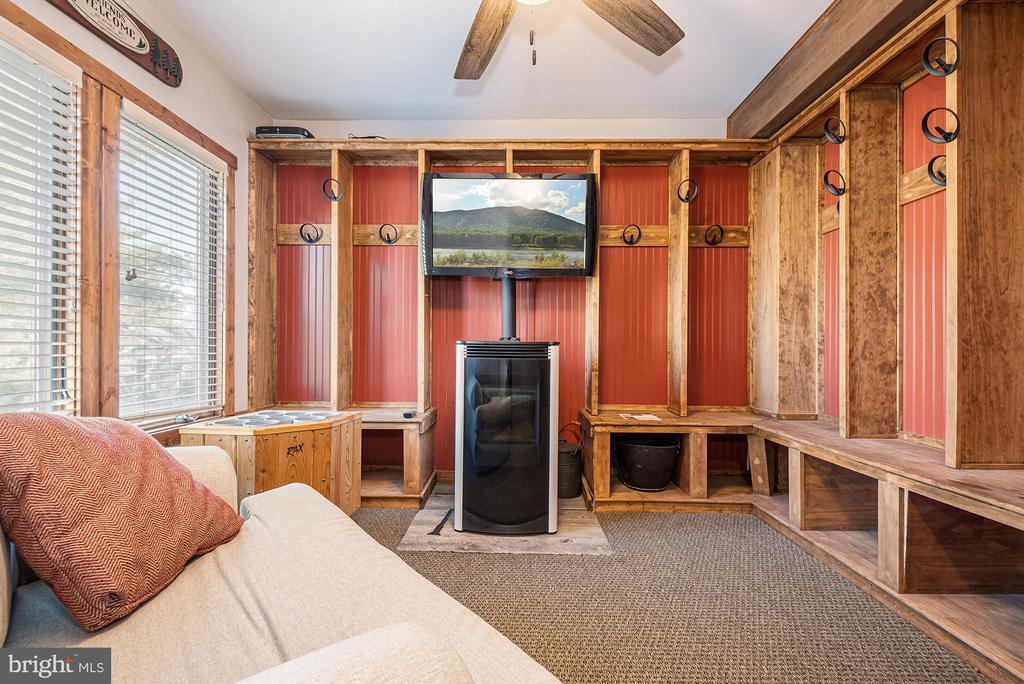 12 WINDING WAY 18A