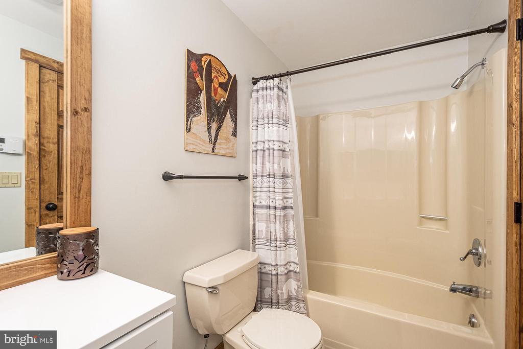 12 WINDING WAY 18A