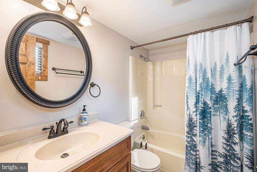 12 WINDING WAY 18A