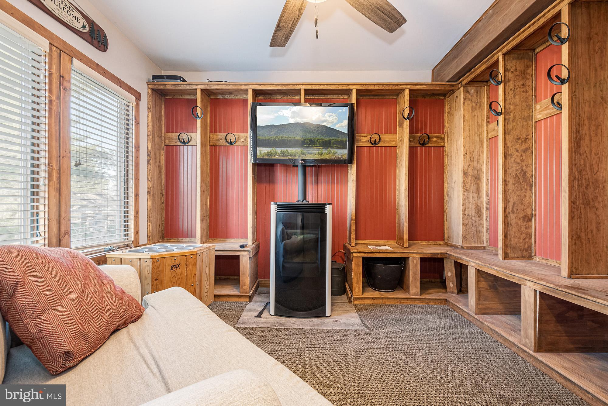 12 WINDING WAY 18A