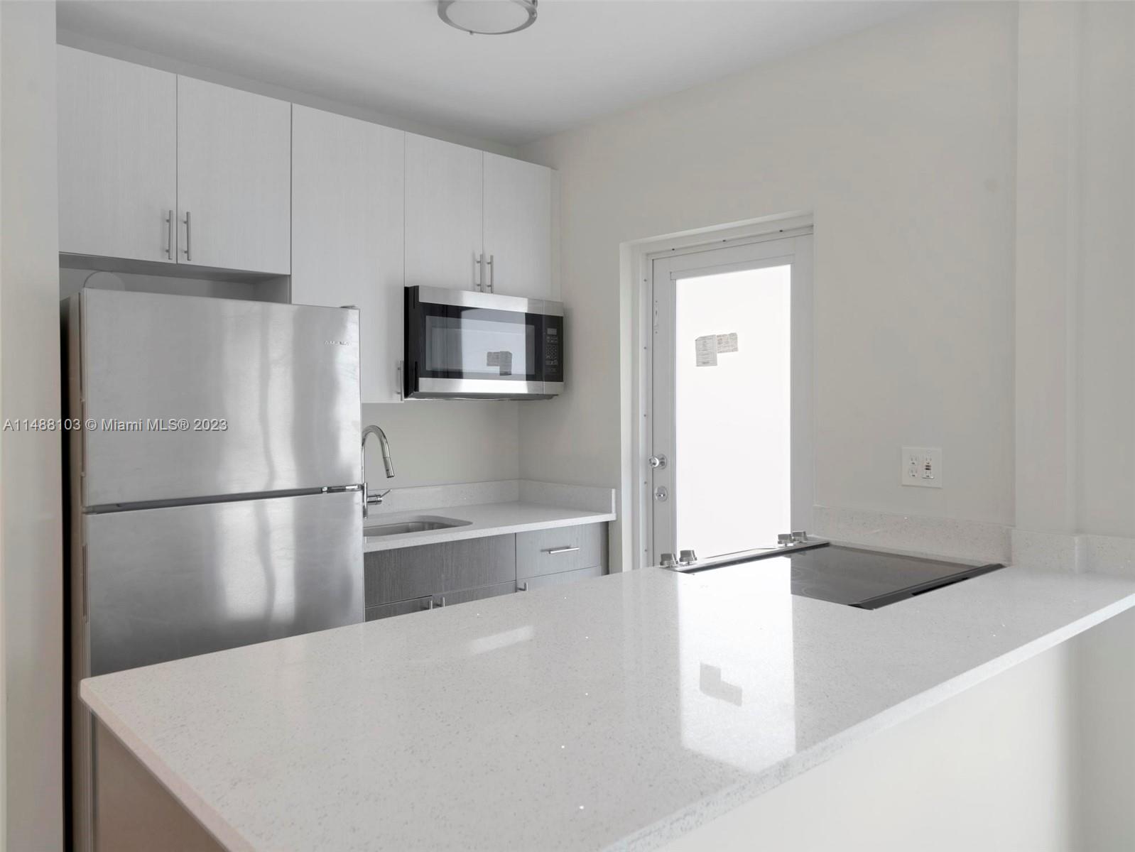 1525 Michigan Ave # 11