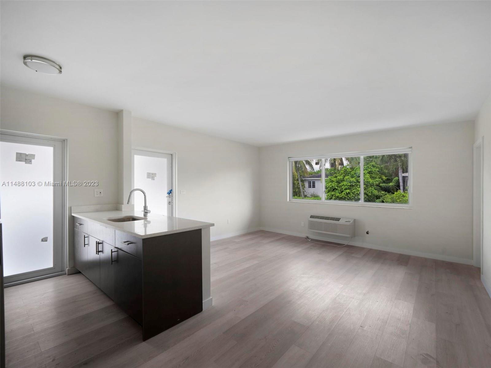 1525 Michigan Ave # 11