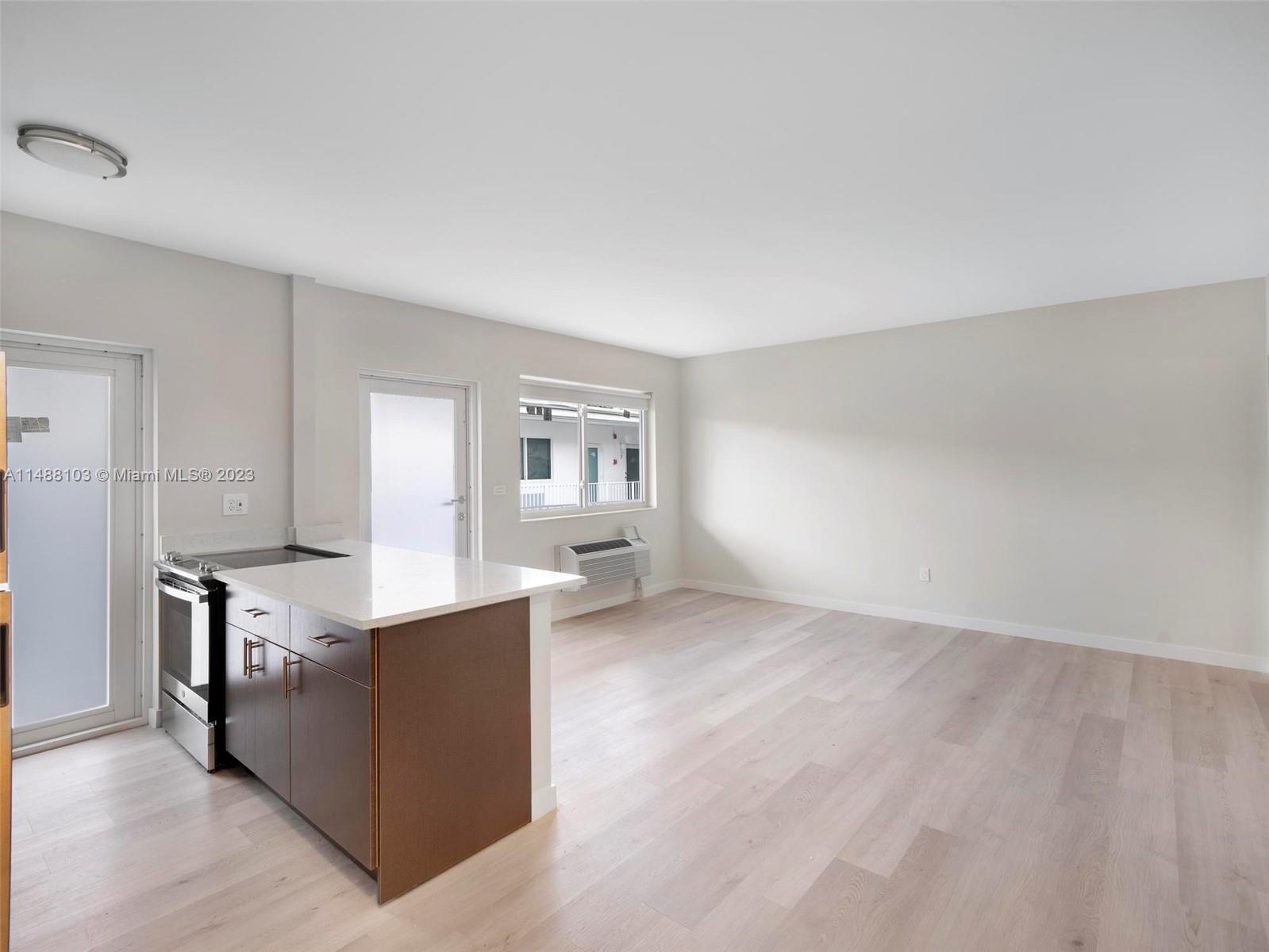 1525 Michigan Ave # 11
