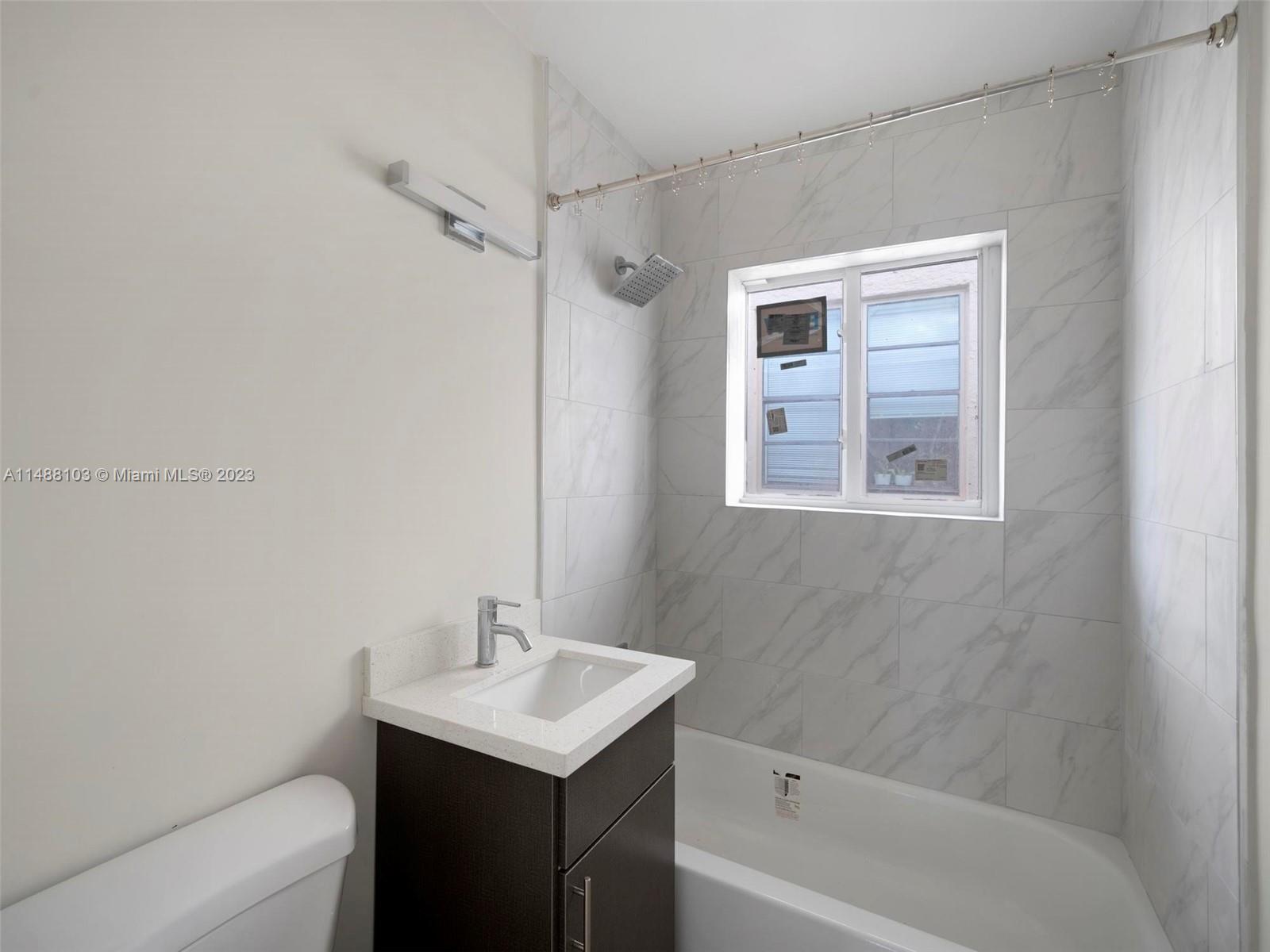 1525 Michigan Ave # 11