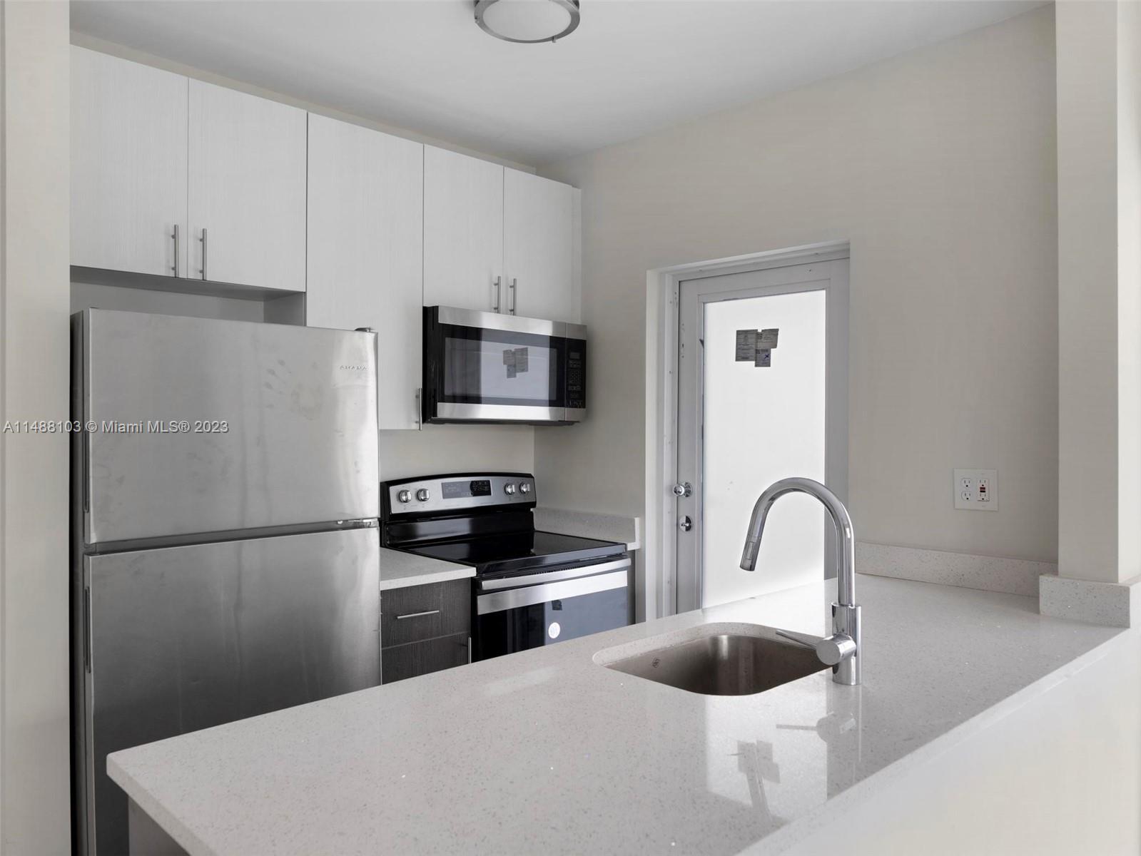1525 Michigan Ave # 11