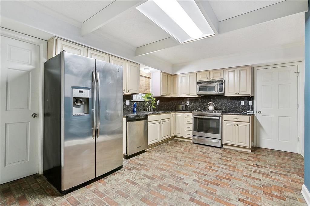 4521 TAFT Park