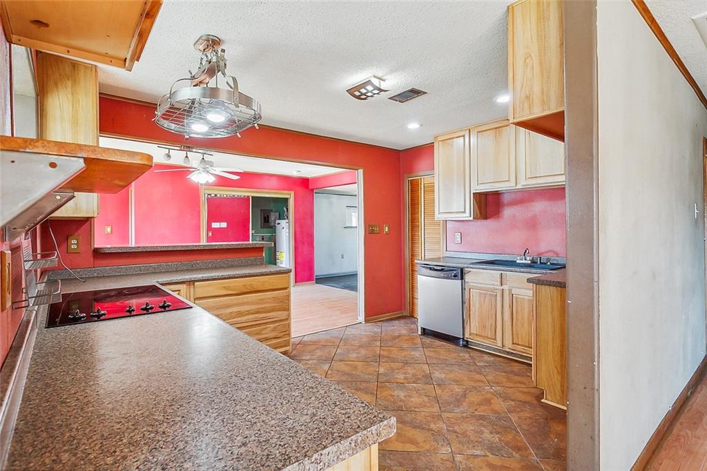 1376 MAPLEWOOD Drive