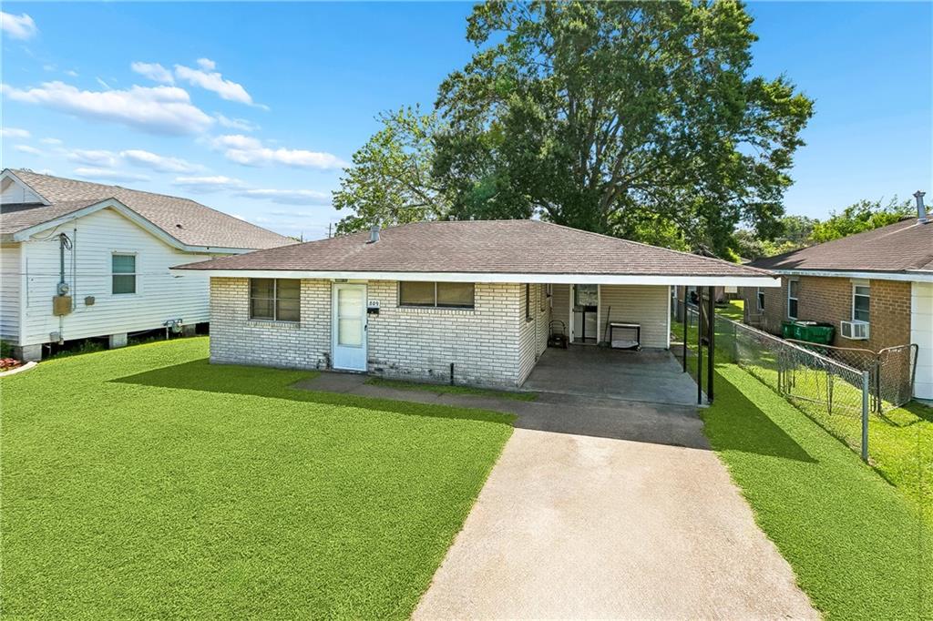 809 WEST Drive