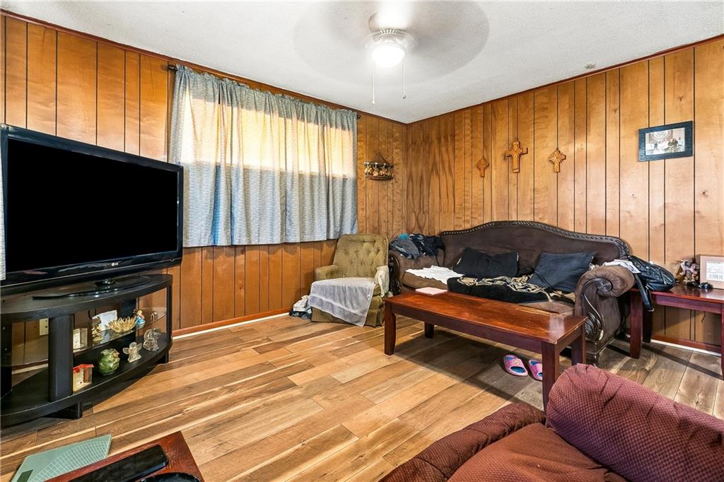809 WEST Drive