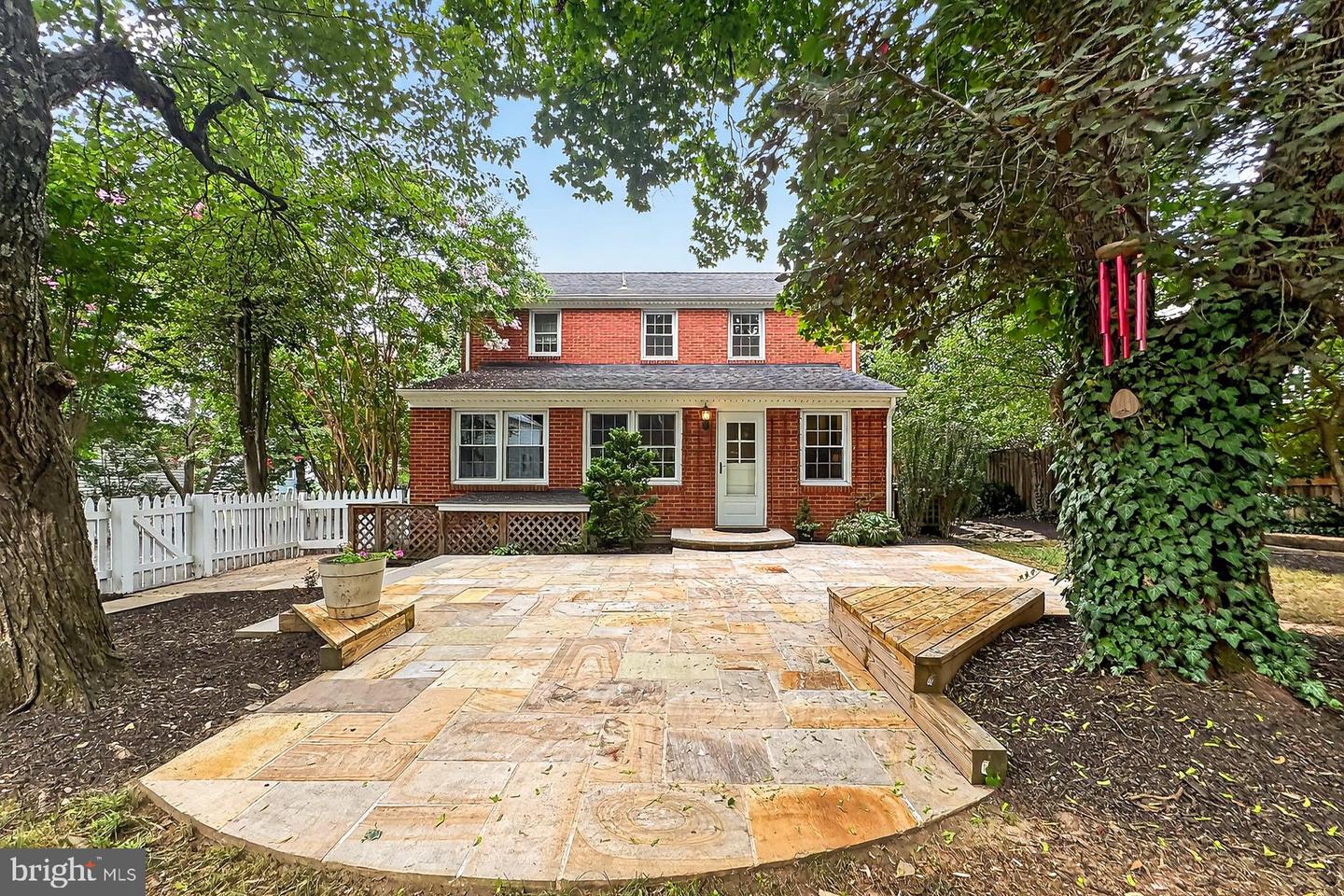 884 STATION ST