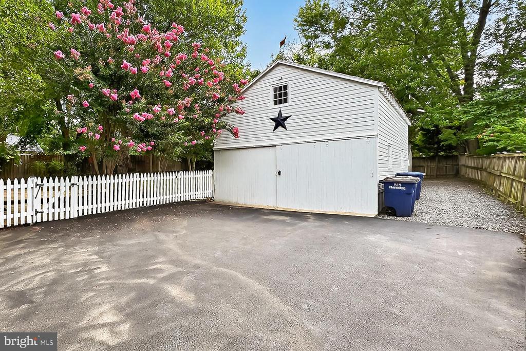 884 STATION ST
