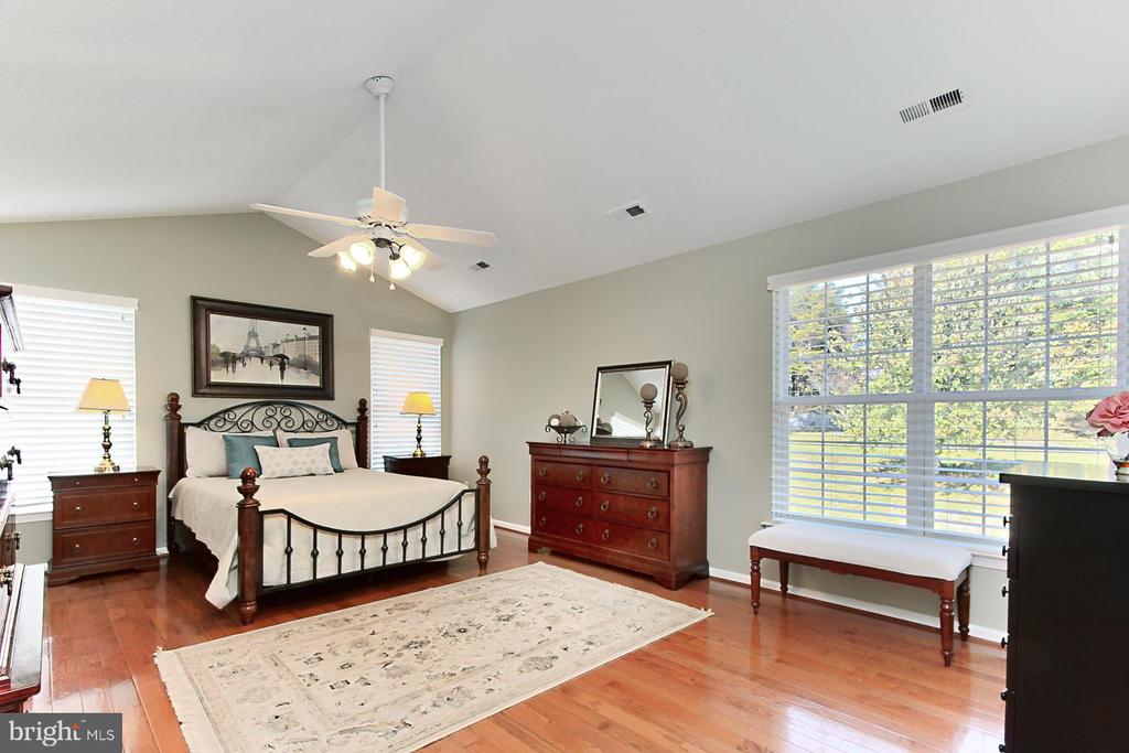 818 Santmyer Dr SE