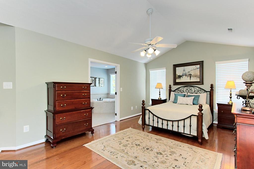 818 Santmyer Dr SE