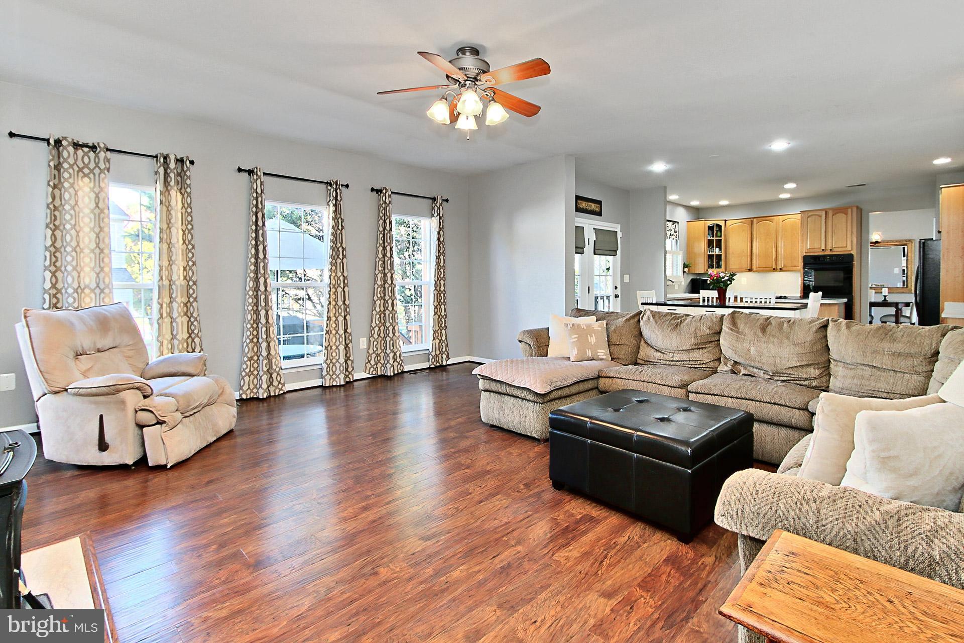305 E Declaration Ct