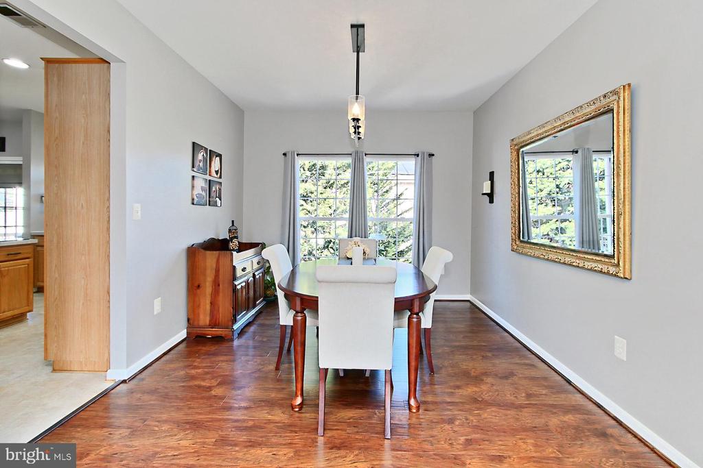305 E Declaration Ct