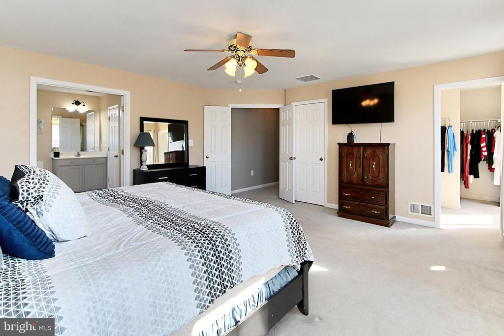 305 E Declaration Ct