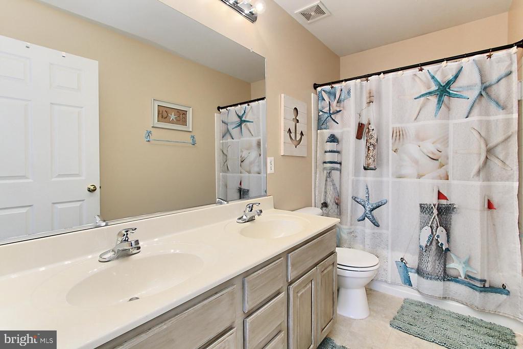 305 E Declaration Ct