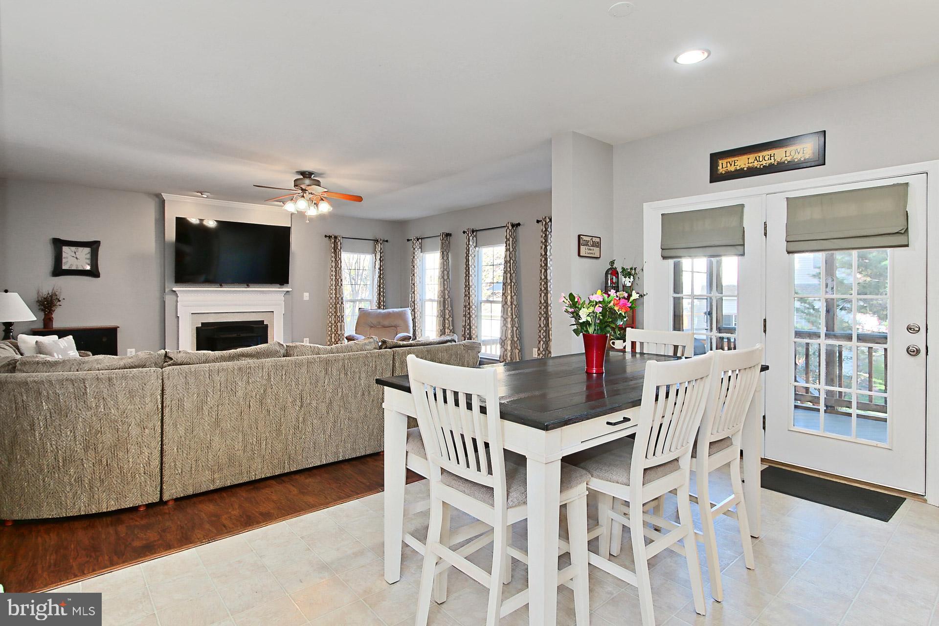 305 E Declaration Ct