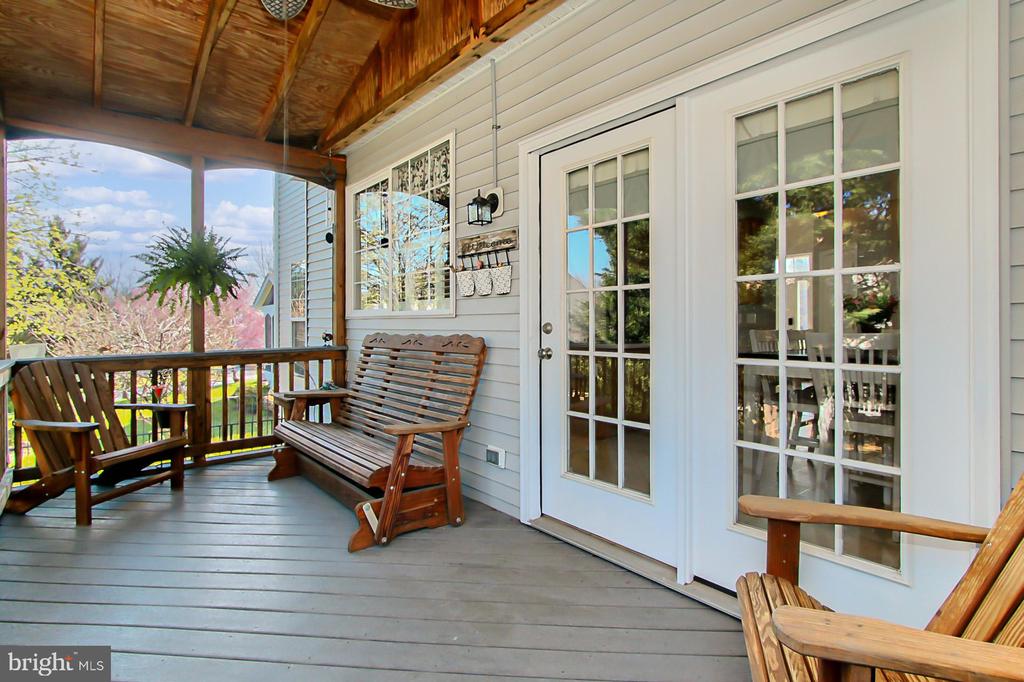 305 E Declaration Ct