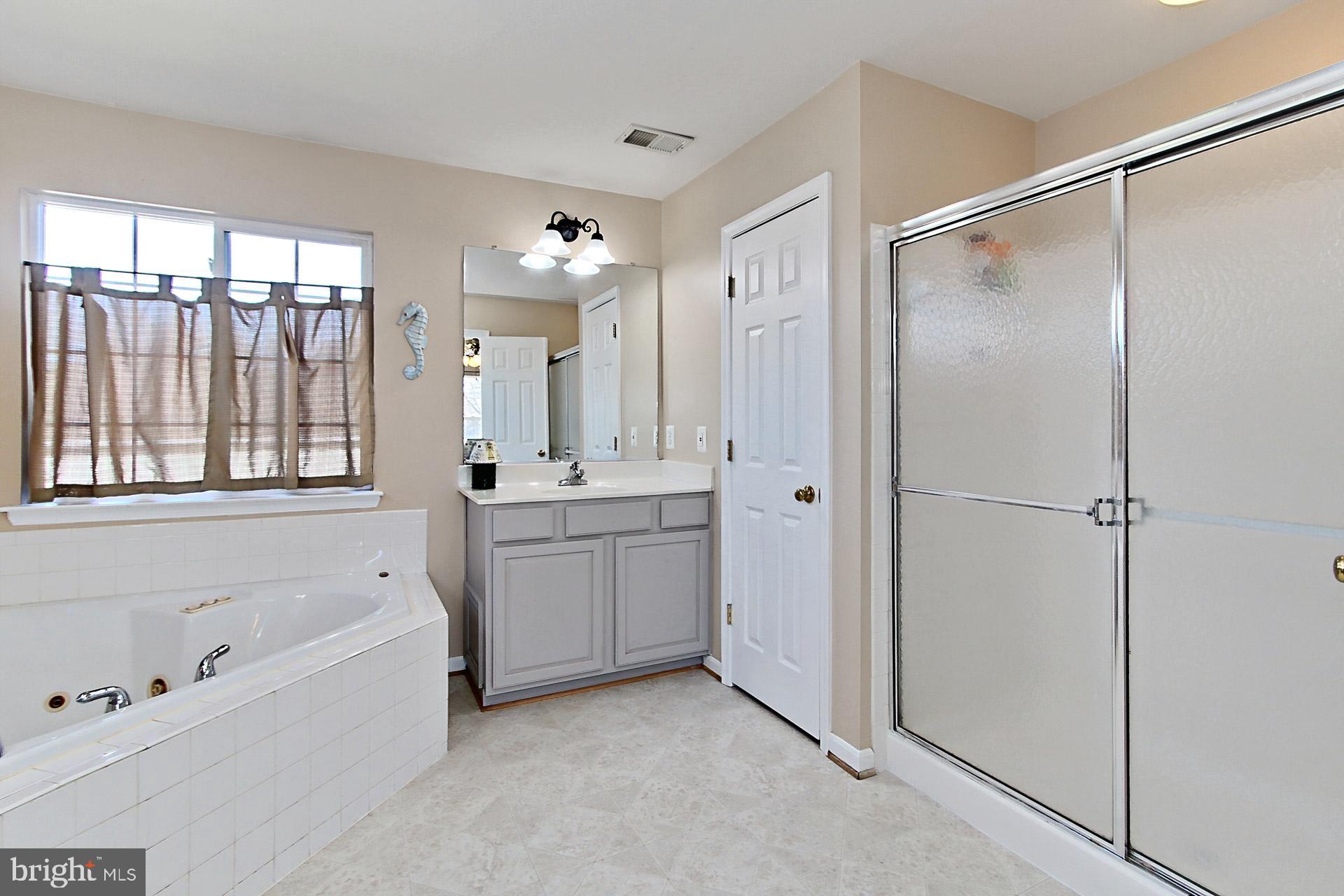 305 E Declaration Ct