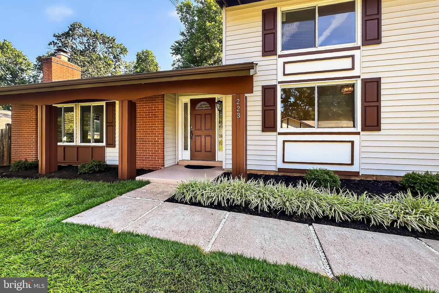 223 W Meadowland Ln