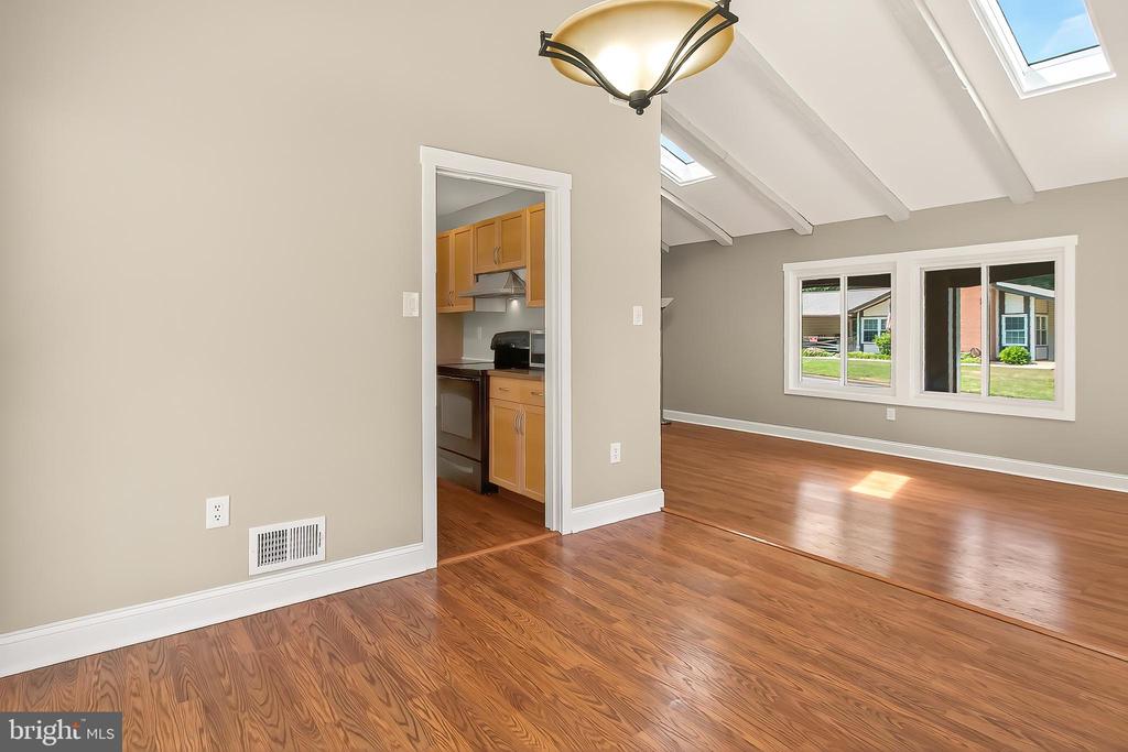 223 W Meadowland Ln