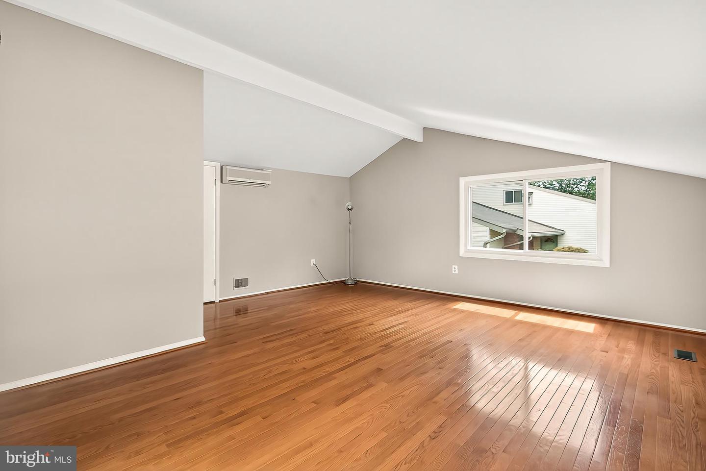 223 W Meadowland Ln