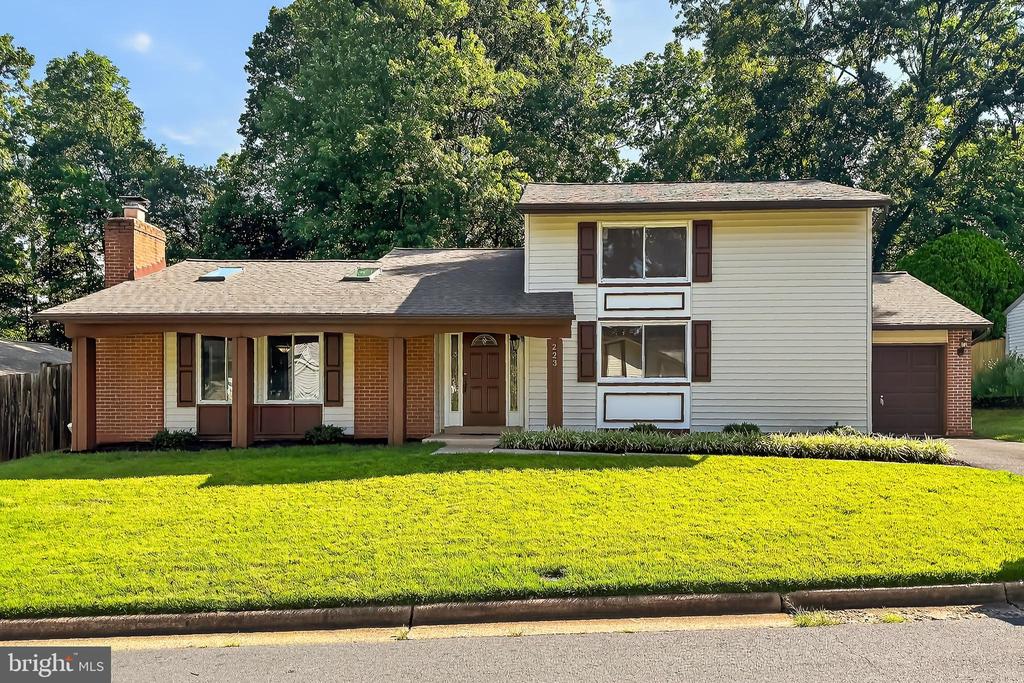 223 W Meadowland Ln