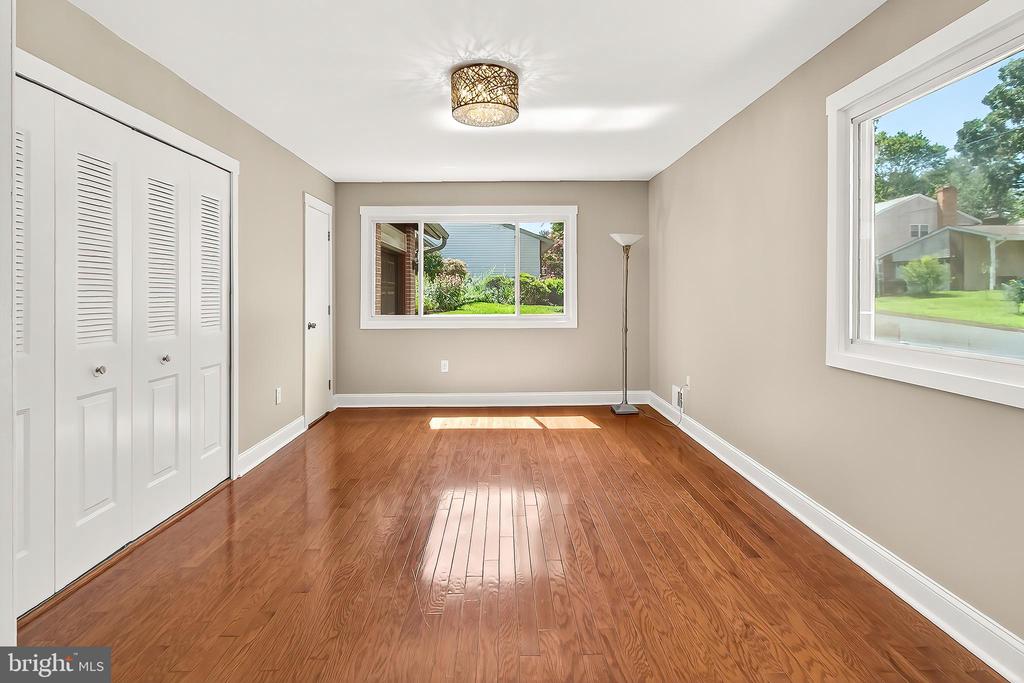 223 W Meadowland Ln