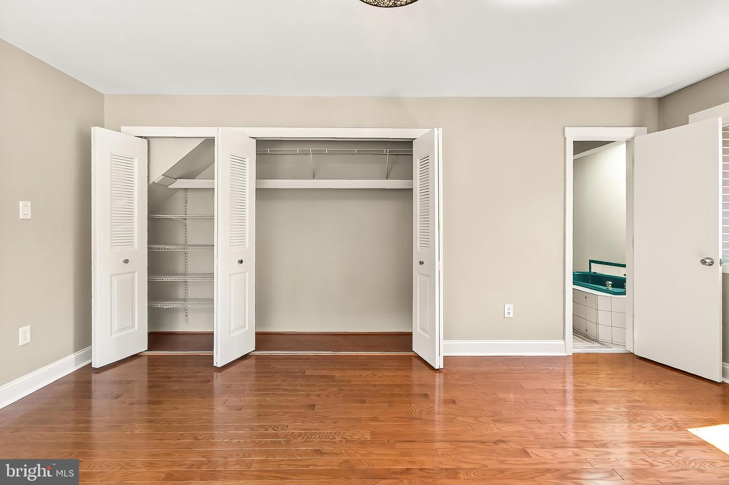 223 W Meadowland Ln