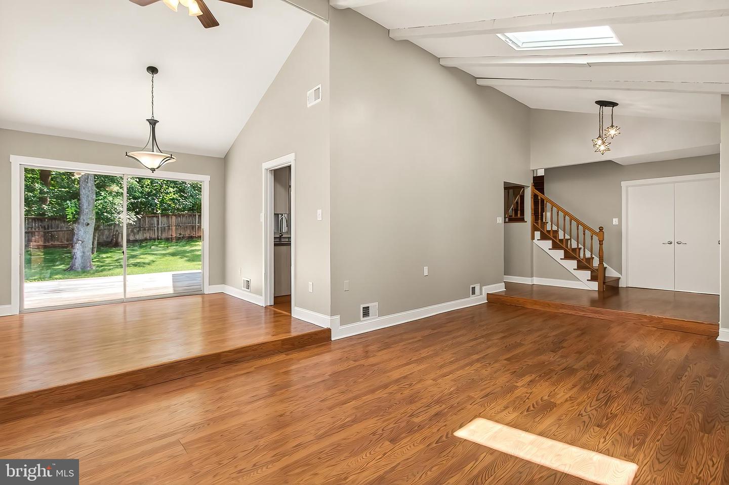 223 W Meadowland Ln