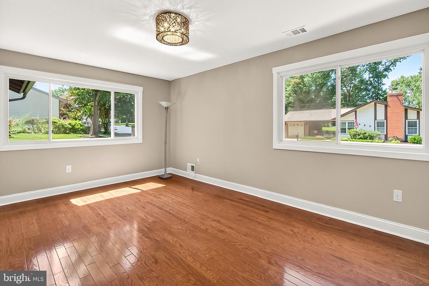 223 W Meadowland Ln