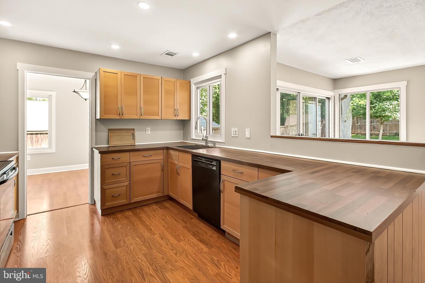 223 W Meadowland Ln