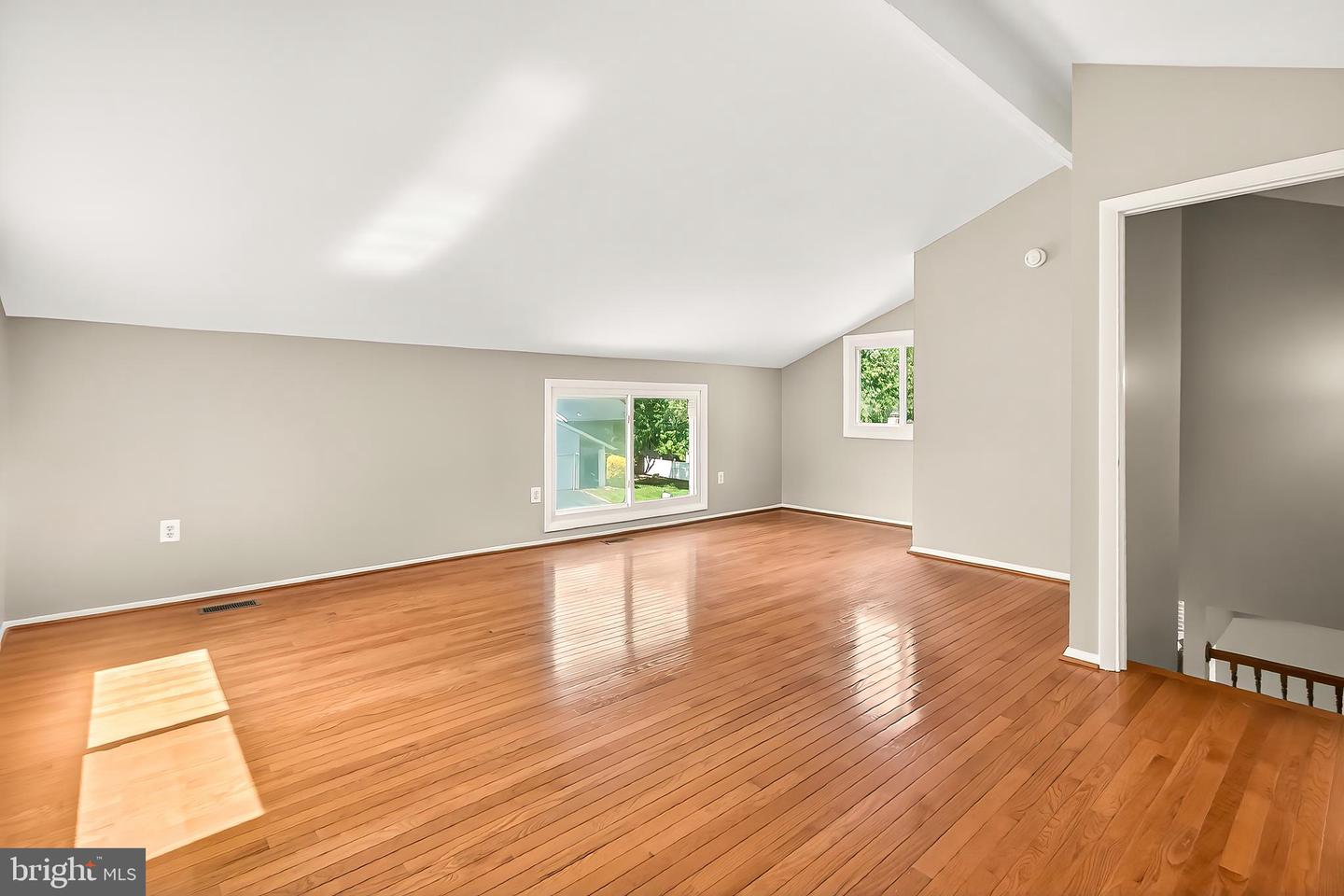 223 W Meadowland Ln
